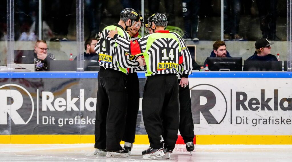 BLIV EN DEL AF FÆLLESSKABET – VI MANGLER ISHOCKEY DOMMERE